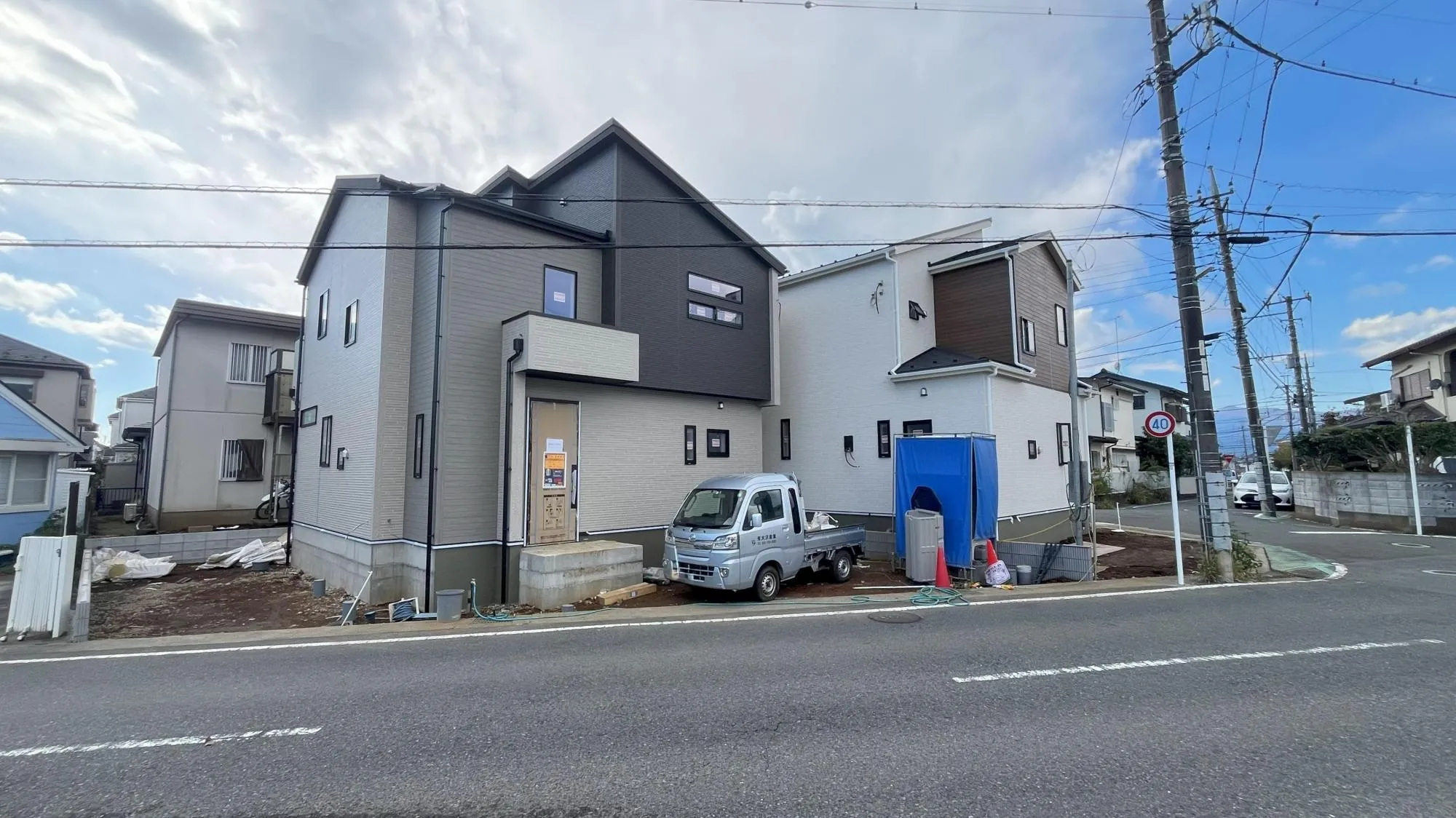 広い道路なので駐車もしやすいです。