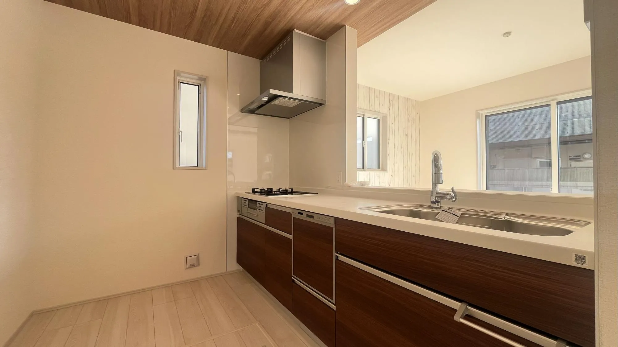 タッチレス水栓付きなので手が汚れていてもノブを汚さず料理が捗ります。