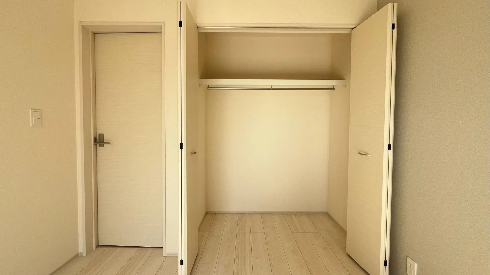 コート等の丈の長いものもらくらく収納可能です。