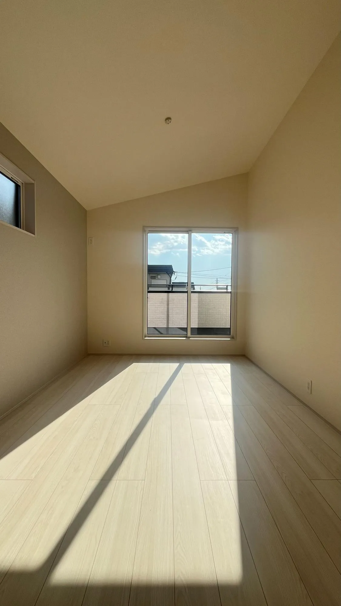 陽当たりの良い主寝室。