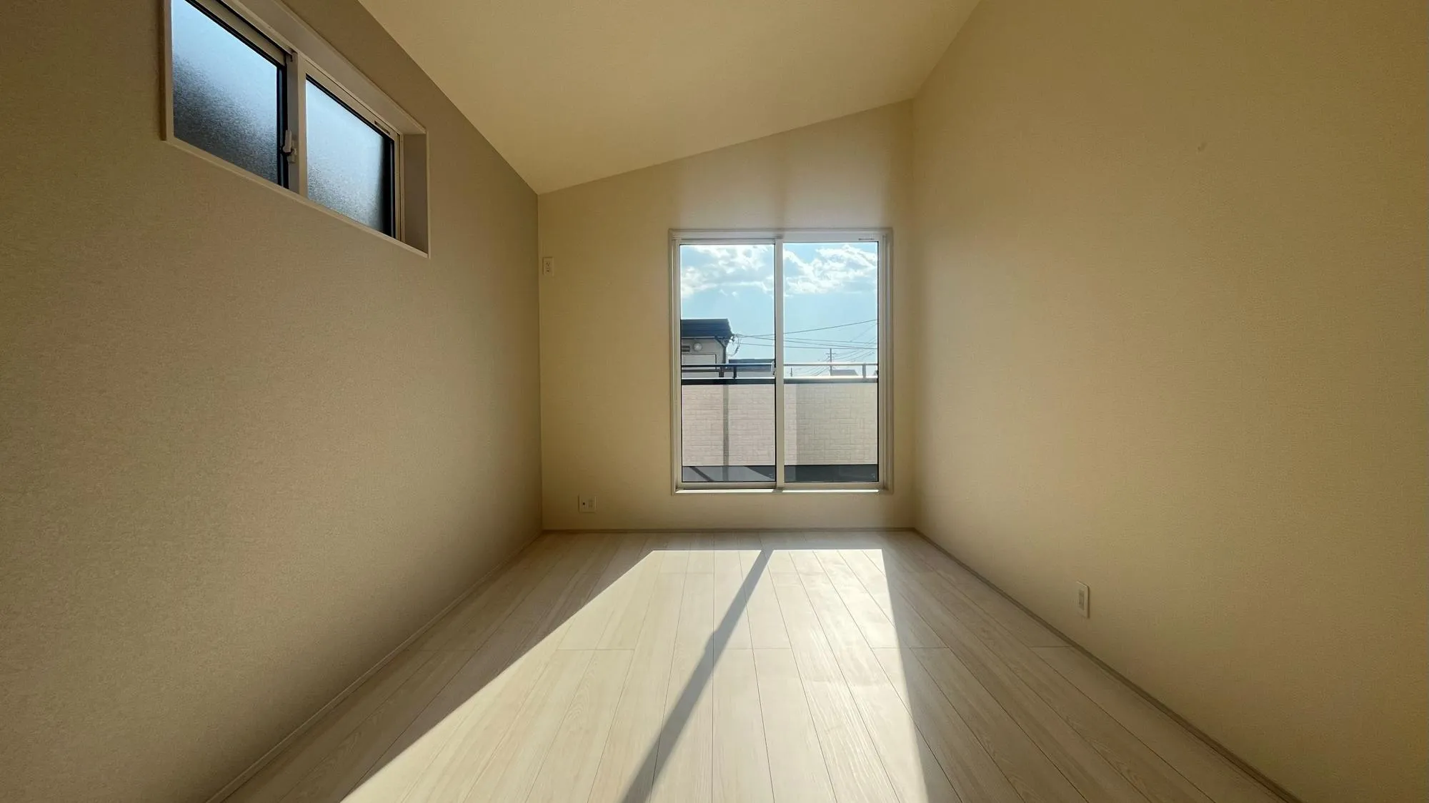 勾配天井の為、開放感がありゆったり過ごせます。