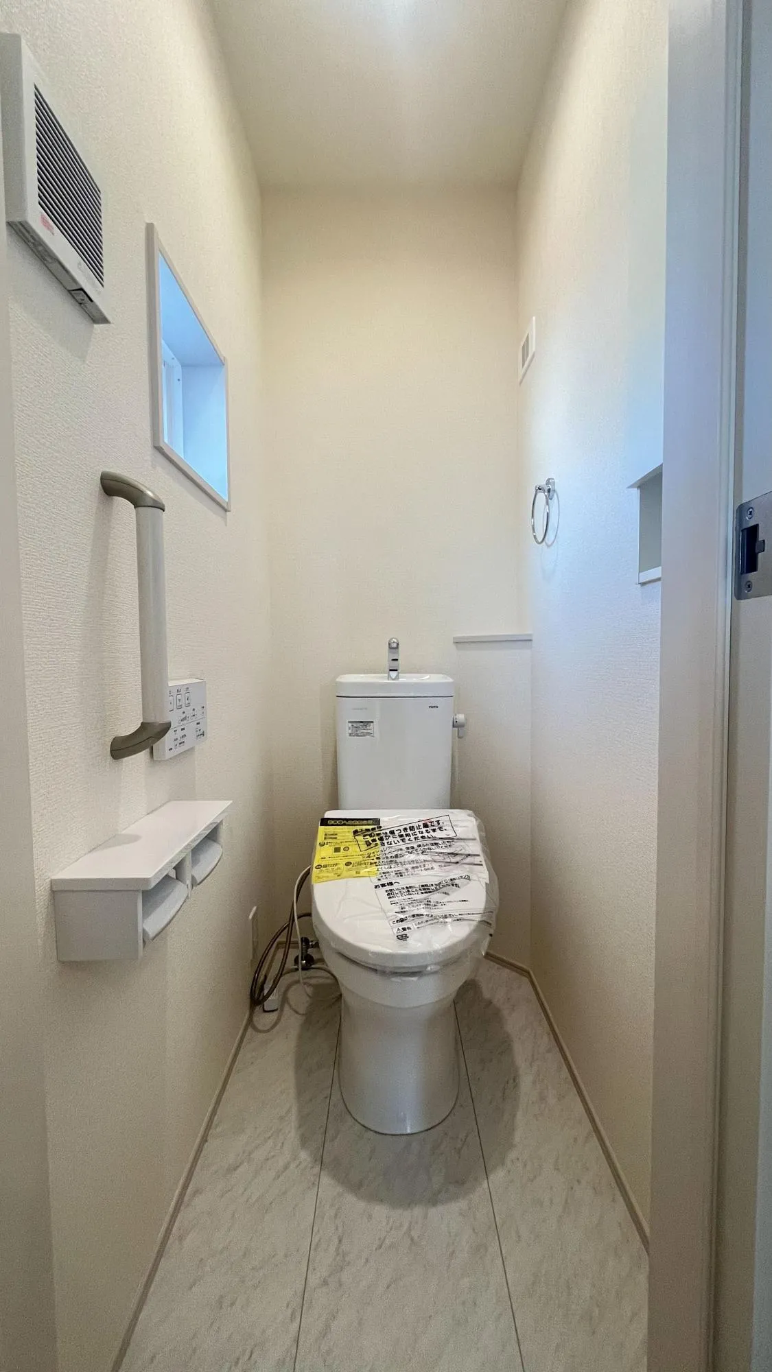 清潔感のあるトイレは収納もありスッキリした空間になります。
