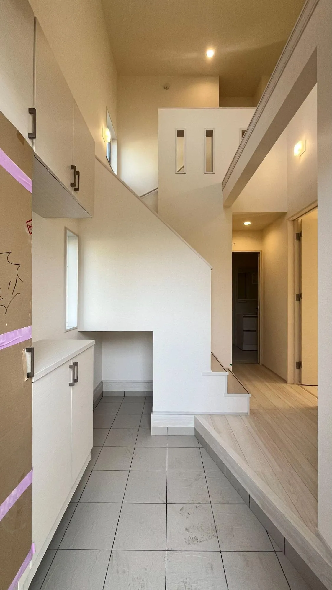 玄関を開けると吹き抜けており帰宅したくなるおうちです。