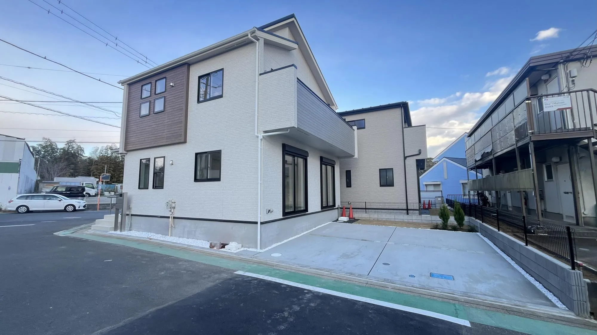 らくらく駐車可能なスペースがあり
大き目のお車も駐車可能です。