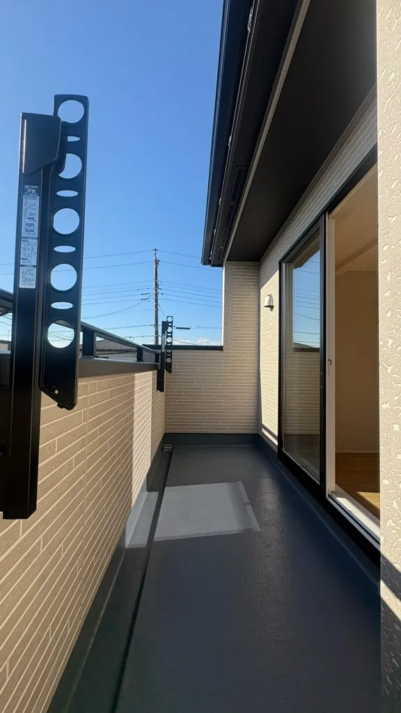 2部屋をつなぐ広いバルコニー!