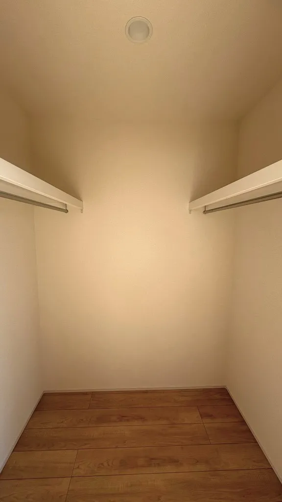 洋室7.87畳WIC　2面枕棚+ハンガーパイプ付!