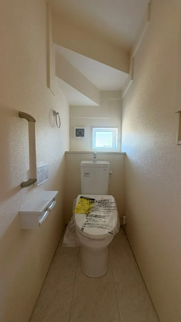 1階トイレ　壁面収納付!