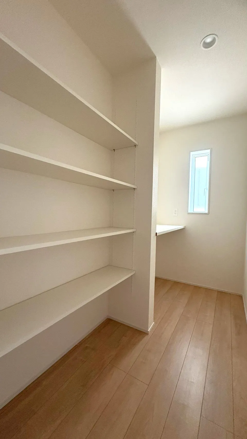 キッチンがスッキリ片付く、可動棚付パントリー収納!