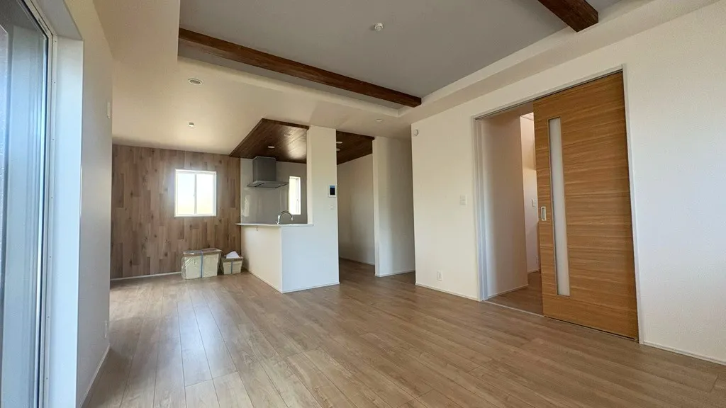 2号棟　21畳のLDK!　リビングには折上天井を、キッチンにはポップアップ天井を採用し、デザイン性をアップ!