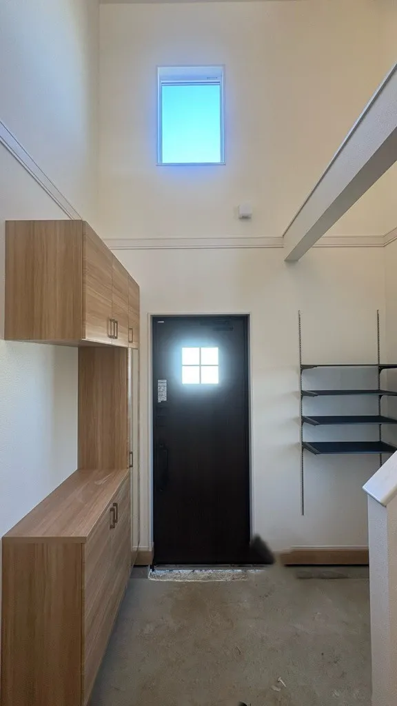 2号棟玄関には、開放感のある吹抜を採用!4段可動棚設置し、収納力も十分です!