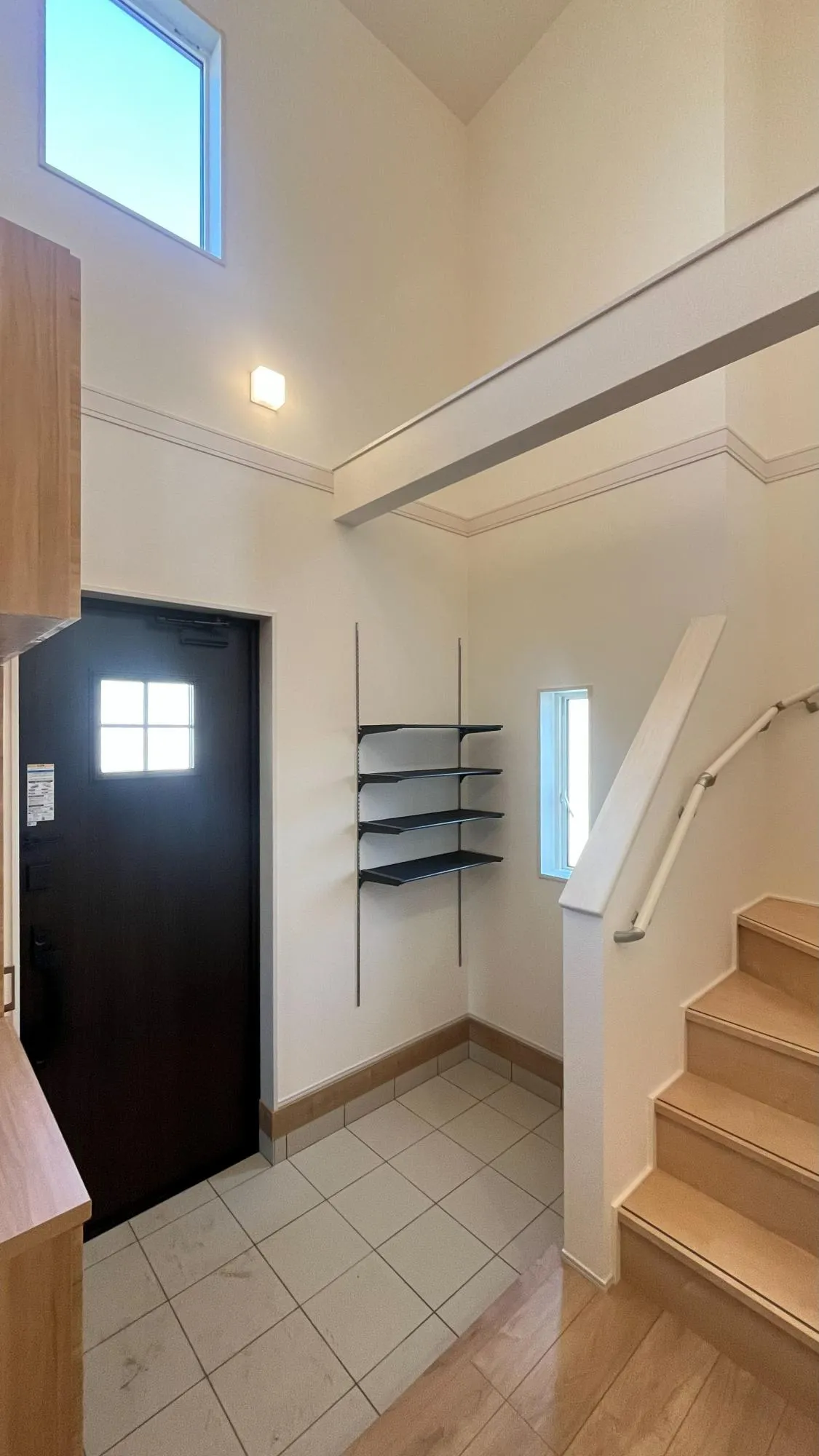 2号棟玄関には、開放感のある吹抜を採用!4段可動棚設置し、収納力も十分です!