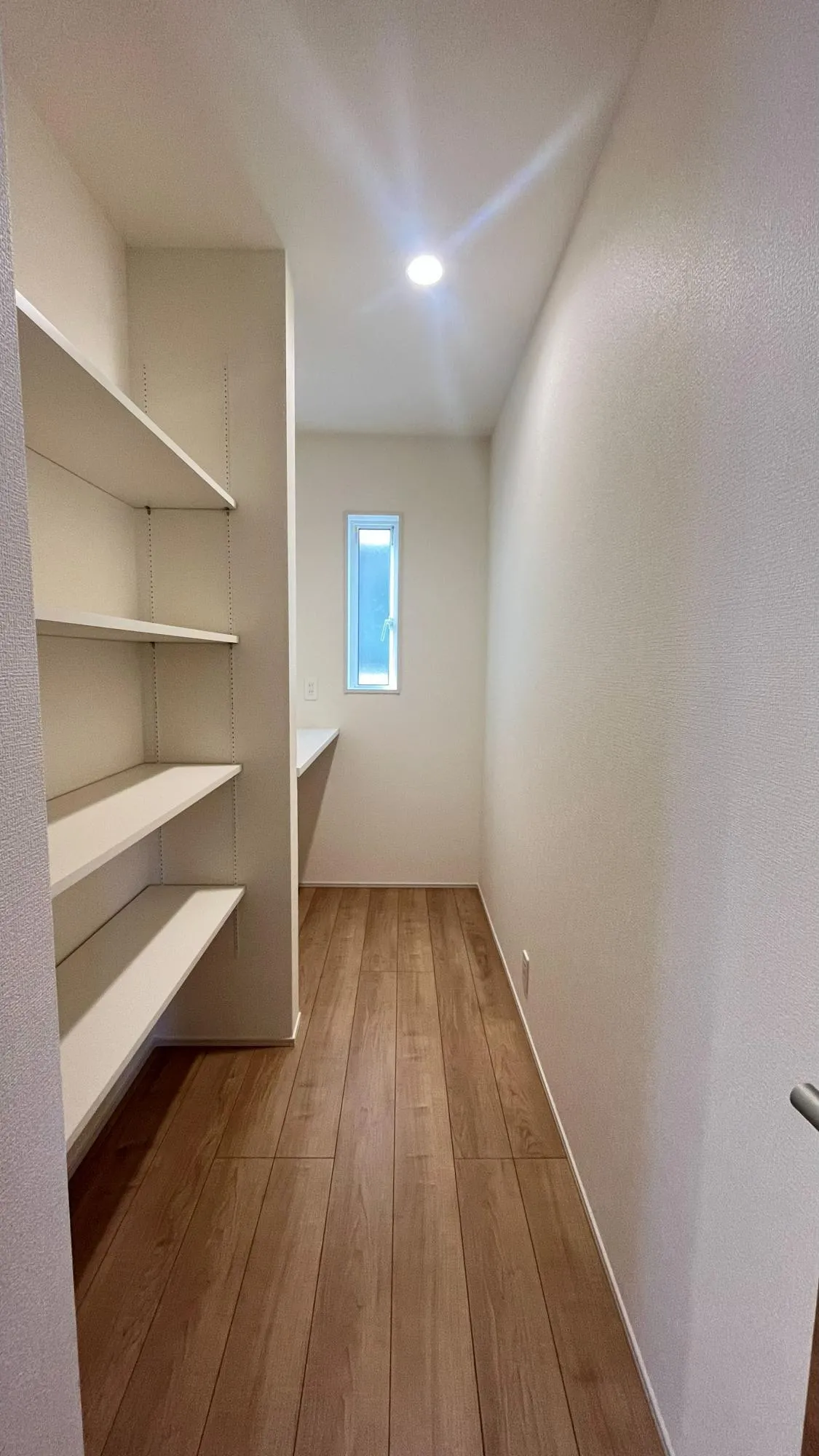 キッチンがスッキリ片付く、可動棚付パントリー収納!