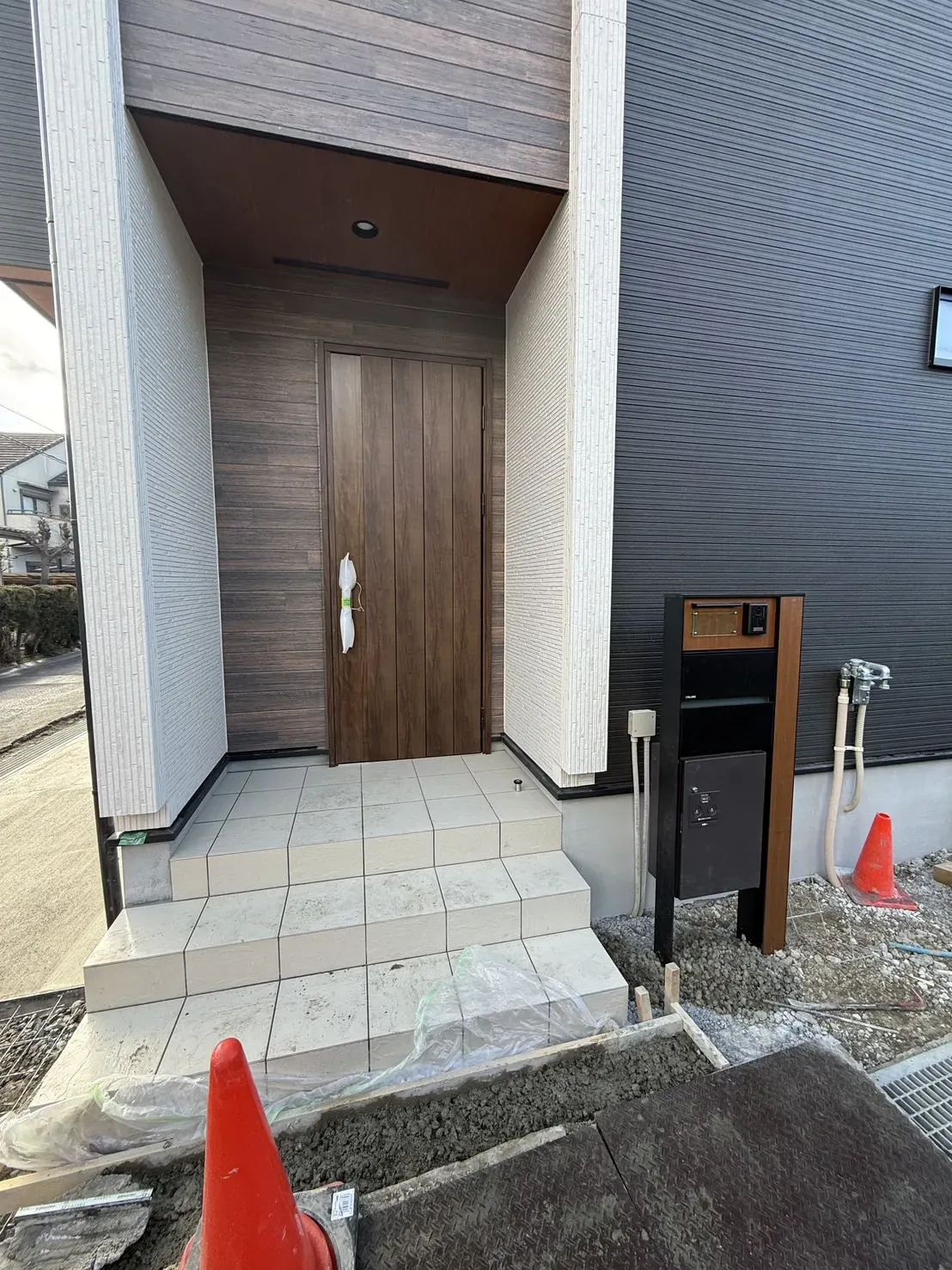 【①号棟玄関ポーチ・ポスト】
