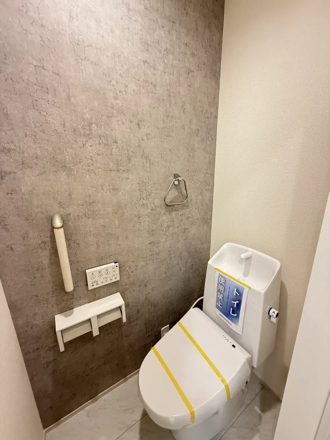 【①号棟1階トイレ】
手すり・壁付け収納があり機能性高です!