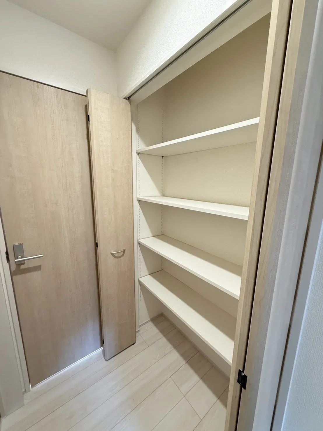 【①号棟収納】
洋室の扉の横に4段の可動棚の収納場所があります!