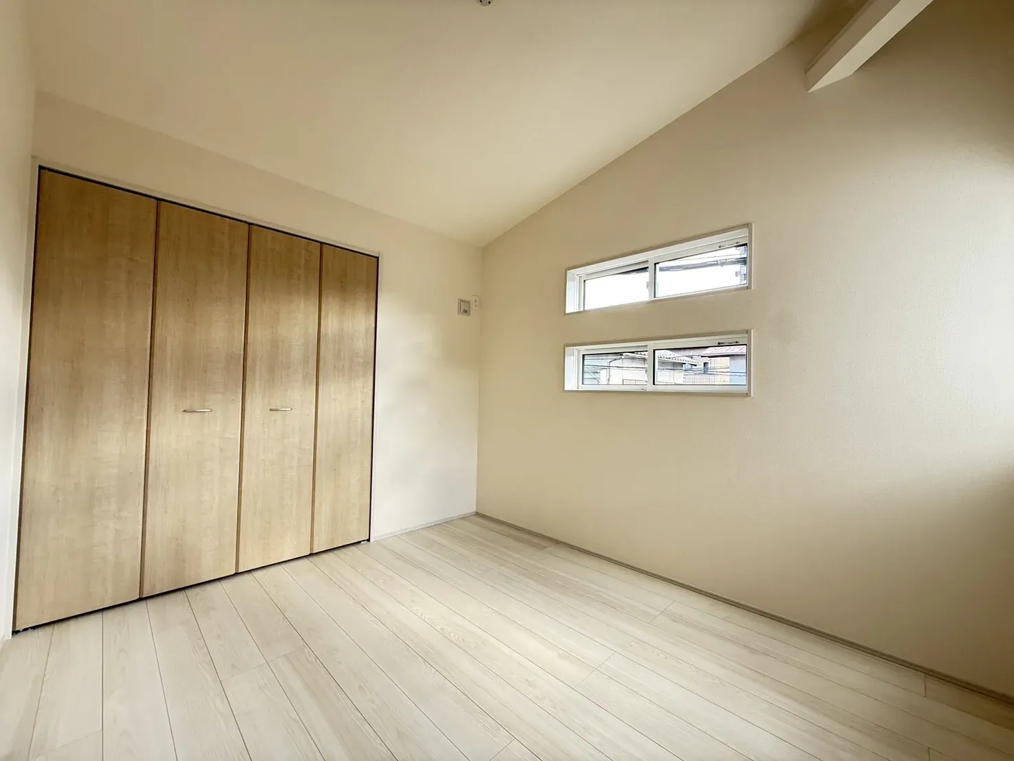 【①号棟5.25帖洋室】
空間に奥行があり、解放感が感じられる勾配天井になっています!