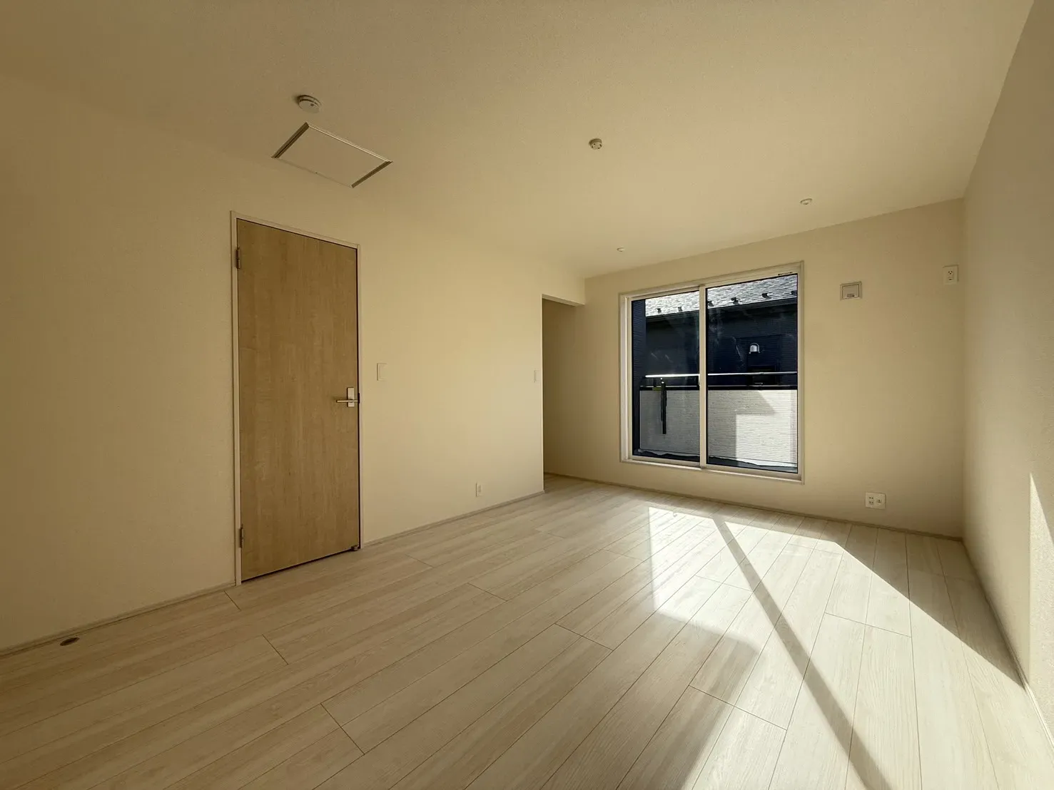 【①号棟8.75帖洋室】
室内物干し付!