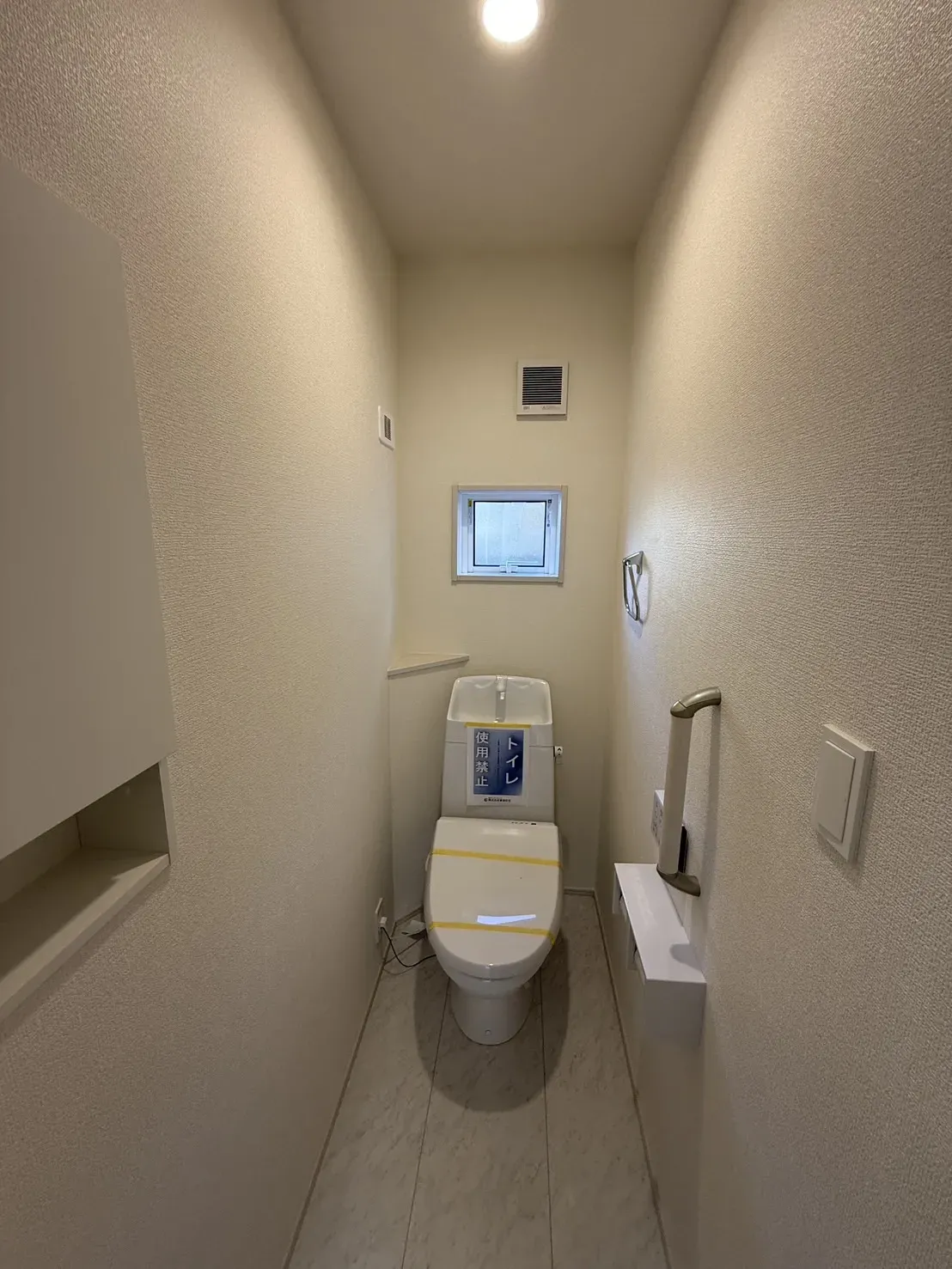 【②号棟1階トイレ】
手すり・壁付け収納があり機能性高です!