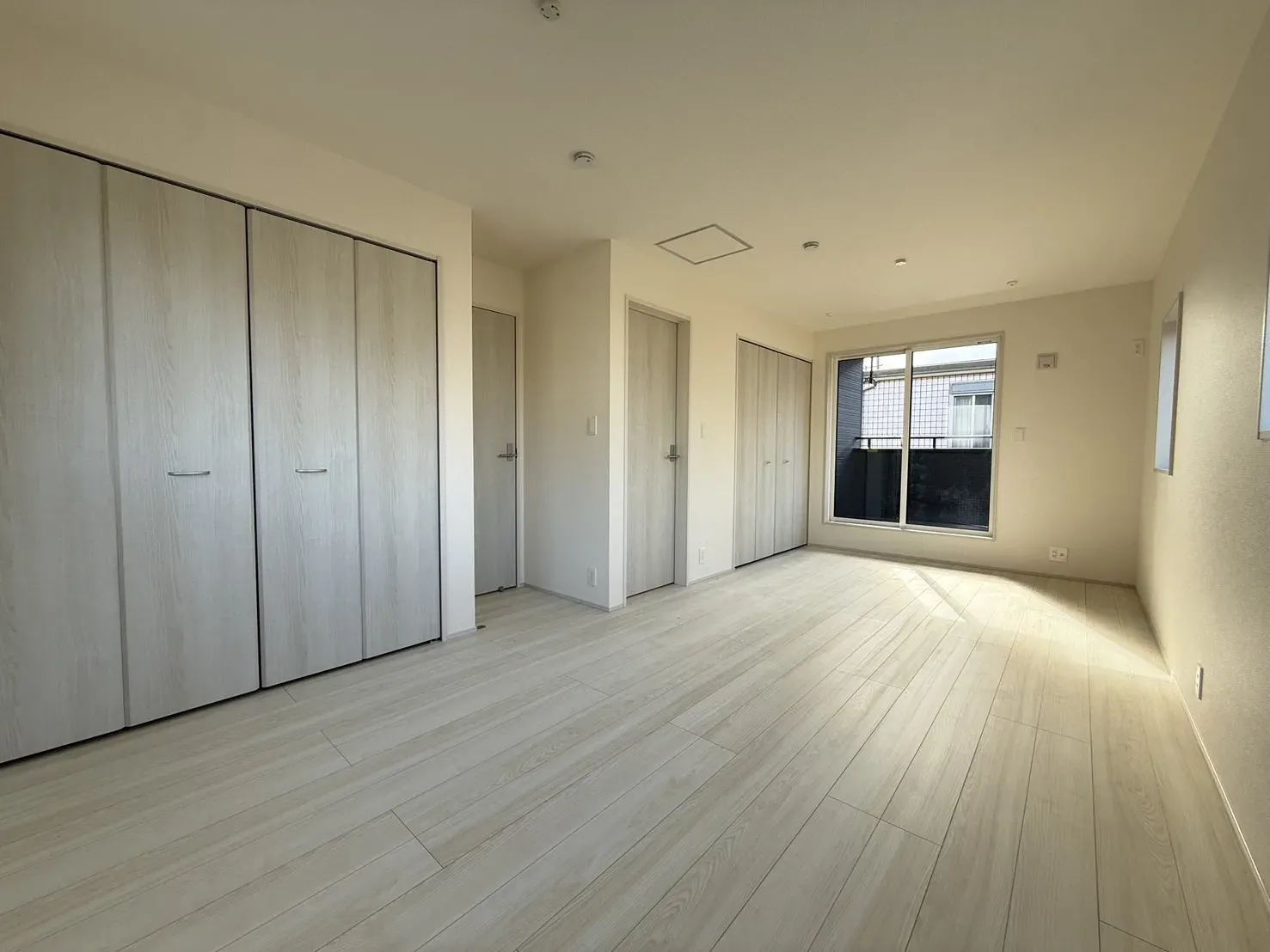 【②号棟洋室5.25帖+5.34帖】
カーテンや壁(※別途工事費要)を取り付け3LDKから4LDKに変更可能!