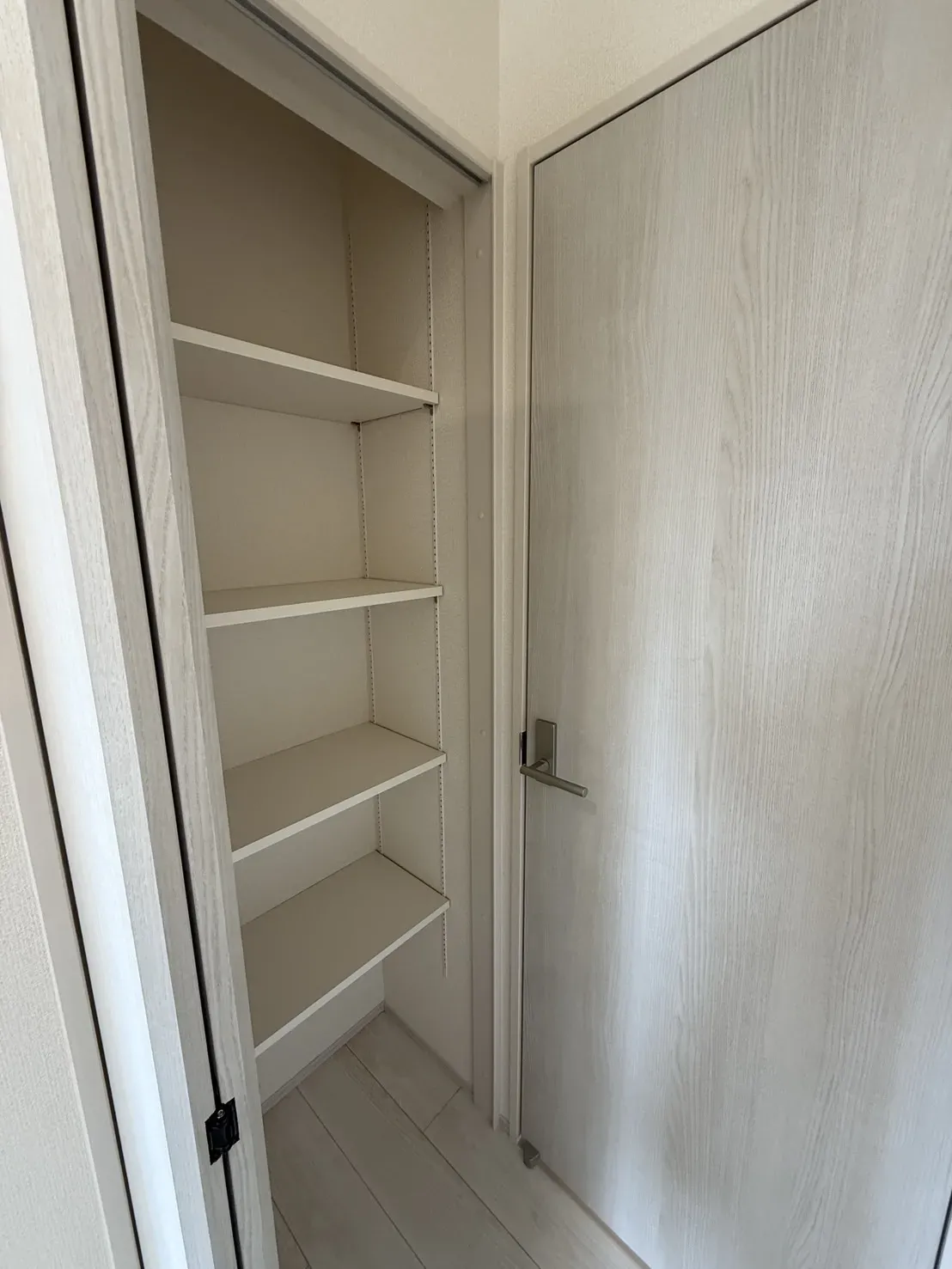 【②号棟収納】
4段の可動棚の収納場所があります!