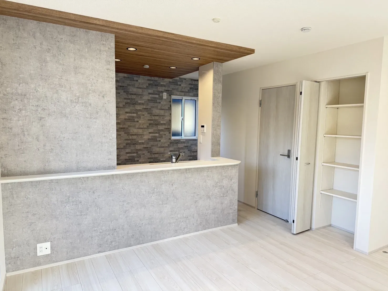 【②号棟キッチン】
料理中もリビングのご家族の様子を見ることができるフルオープン対面キッチン!