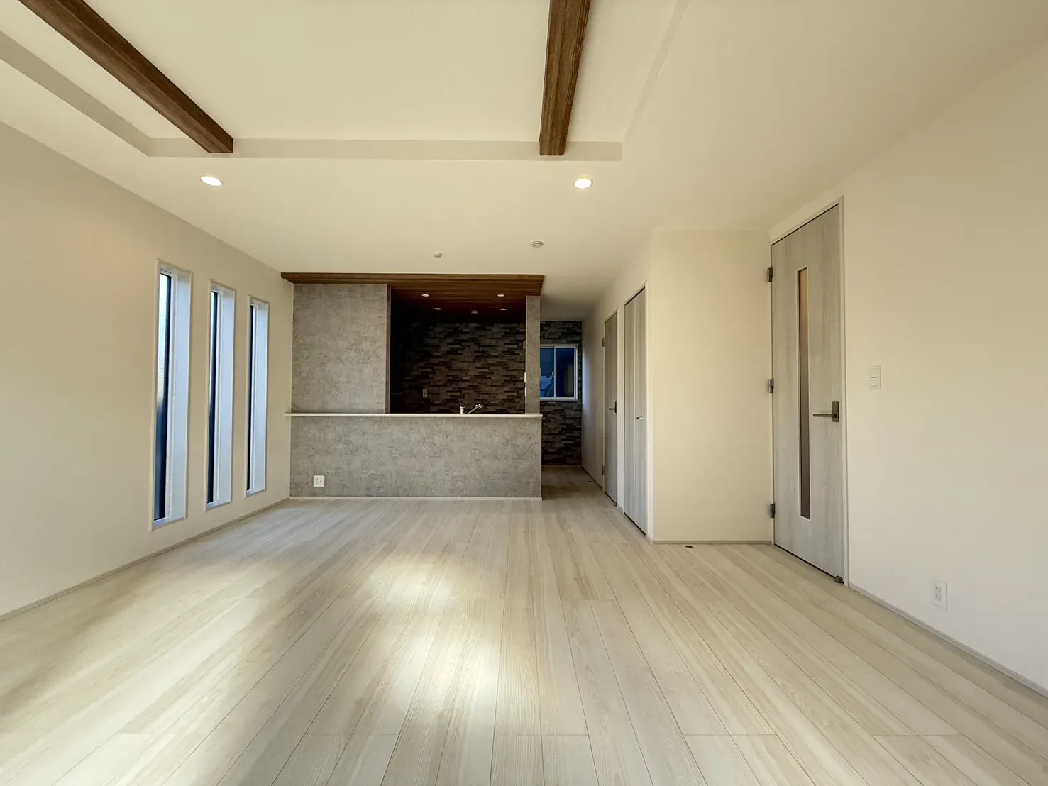 【②号棟LDK18.0帖】
折上天井で開放感とデザイン性アップ!