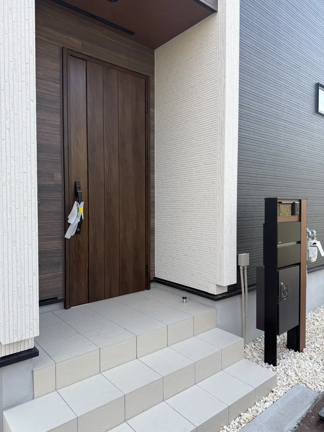 【①号棟玄関ポーチ・ポスト】
宅配ボックス付きのポストで不在時でも安心です。