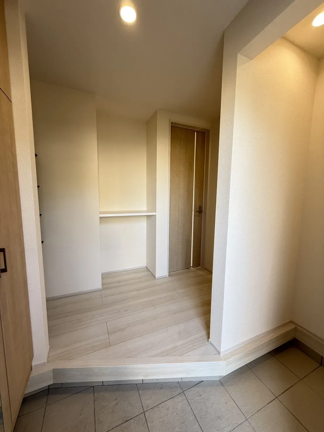 【①号棟玄関】