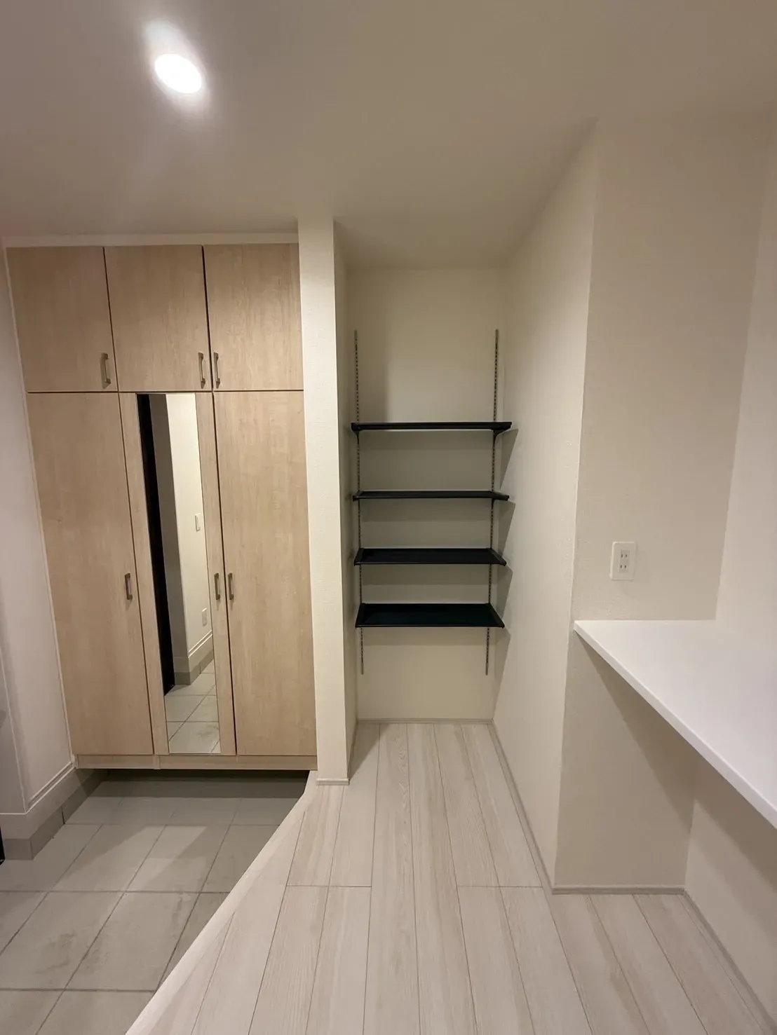 【①号棟玄関】
シューズボックスの横に4段の可動棚が設置されており、お好きな物を置く事が出来ます!