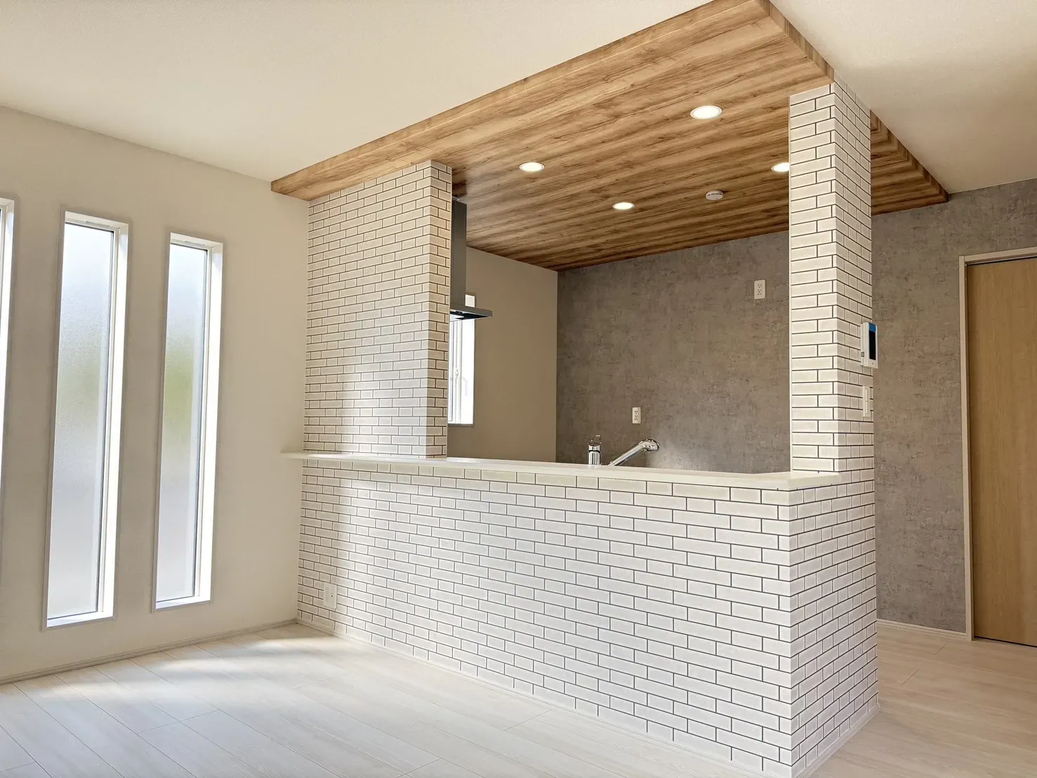 【①号棟キッチン】
対面式キッチンは家族と会話をしながら料理できます。