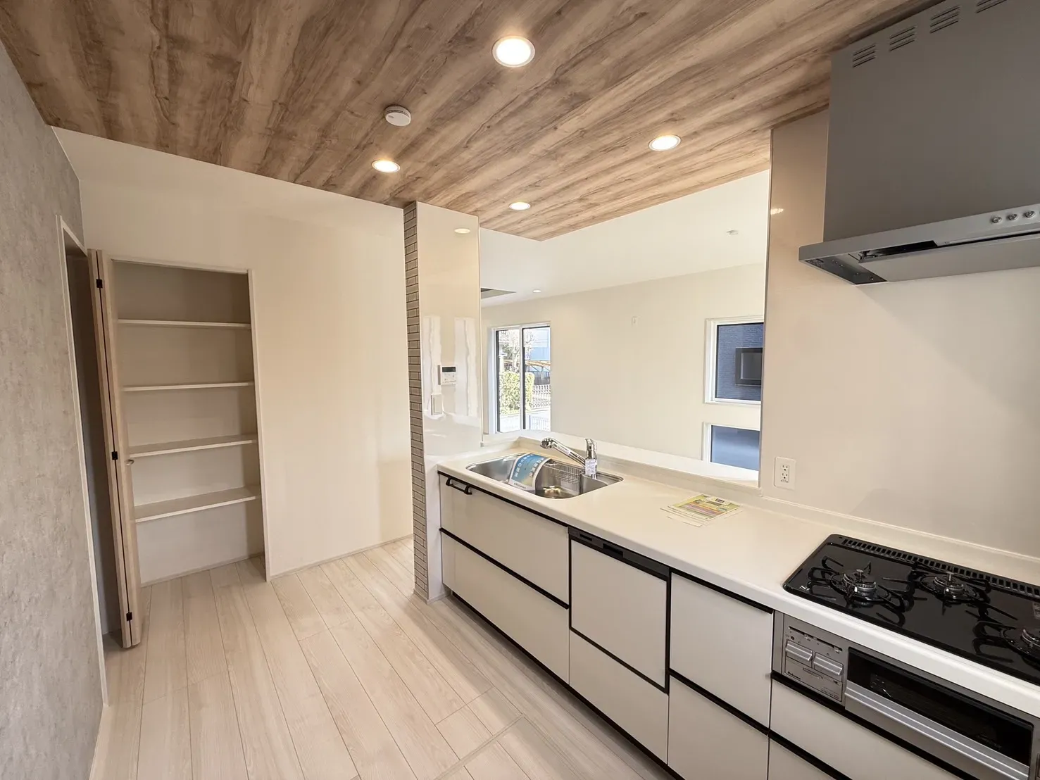 【①号棟キッチン】
