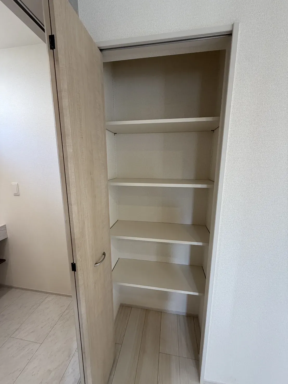 【①号棟収納】
キッチン横の収納は、食料品の収納に役立ちます!