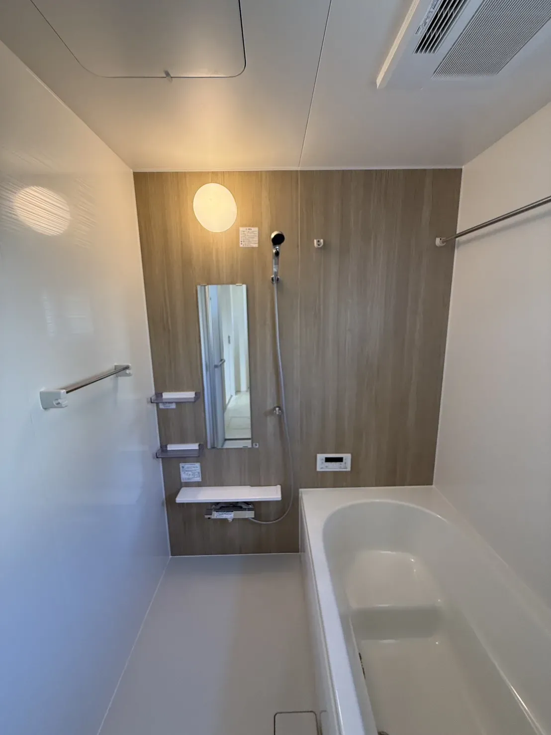 【①号棟浴室】
浴室暖房付きで、寒い冬でも安心!