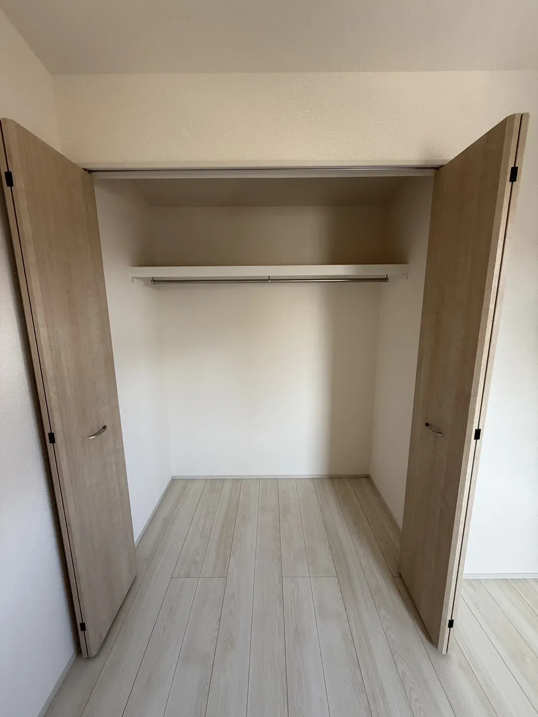 【①号棟収納】
小物や衣類等、たっぷり収納が行えます!