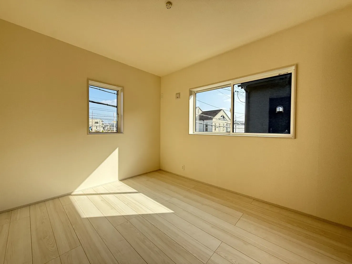 【①号棟5.25帖洋室】
明るい光が窓から差し込みます!