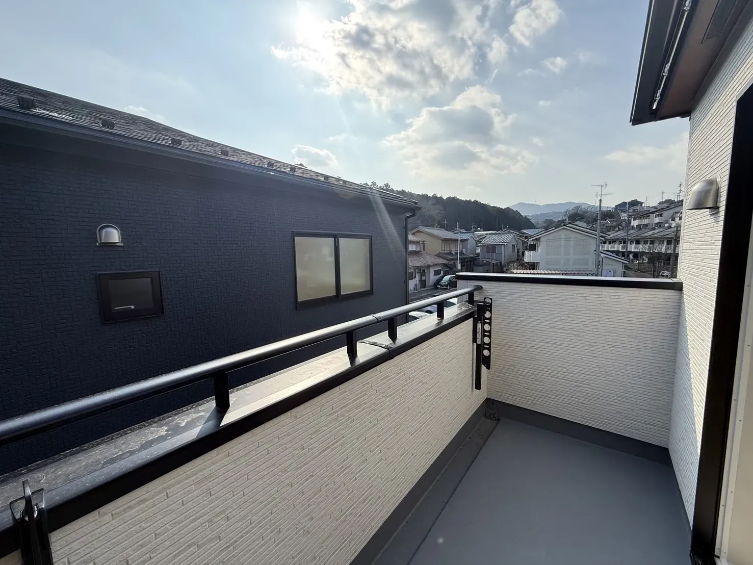 【①号棟バルコニー】
雨が降っても安心なインナーバルコニーです!