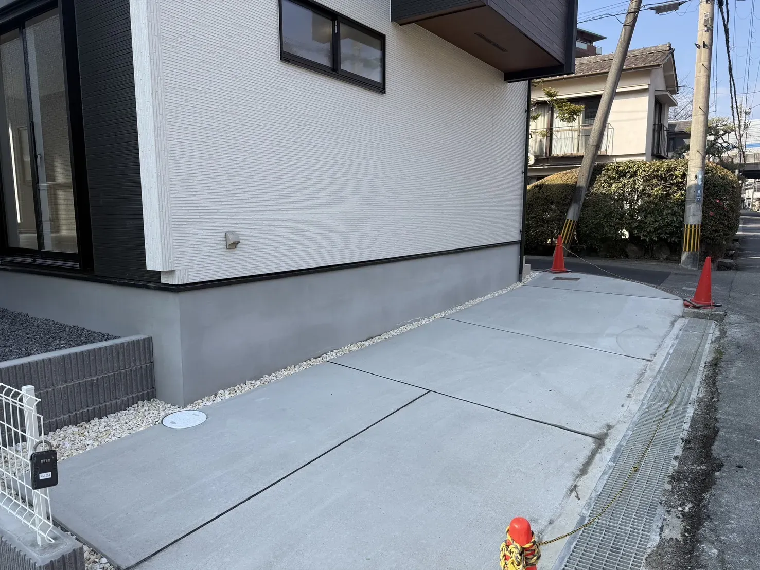 【①号棟駐車場】
1台の車の駐車が可能です!