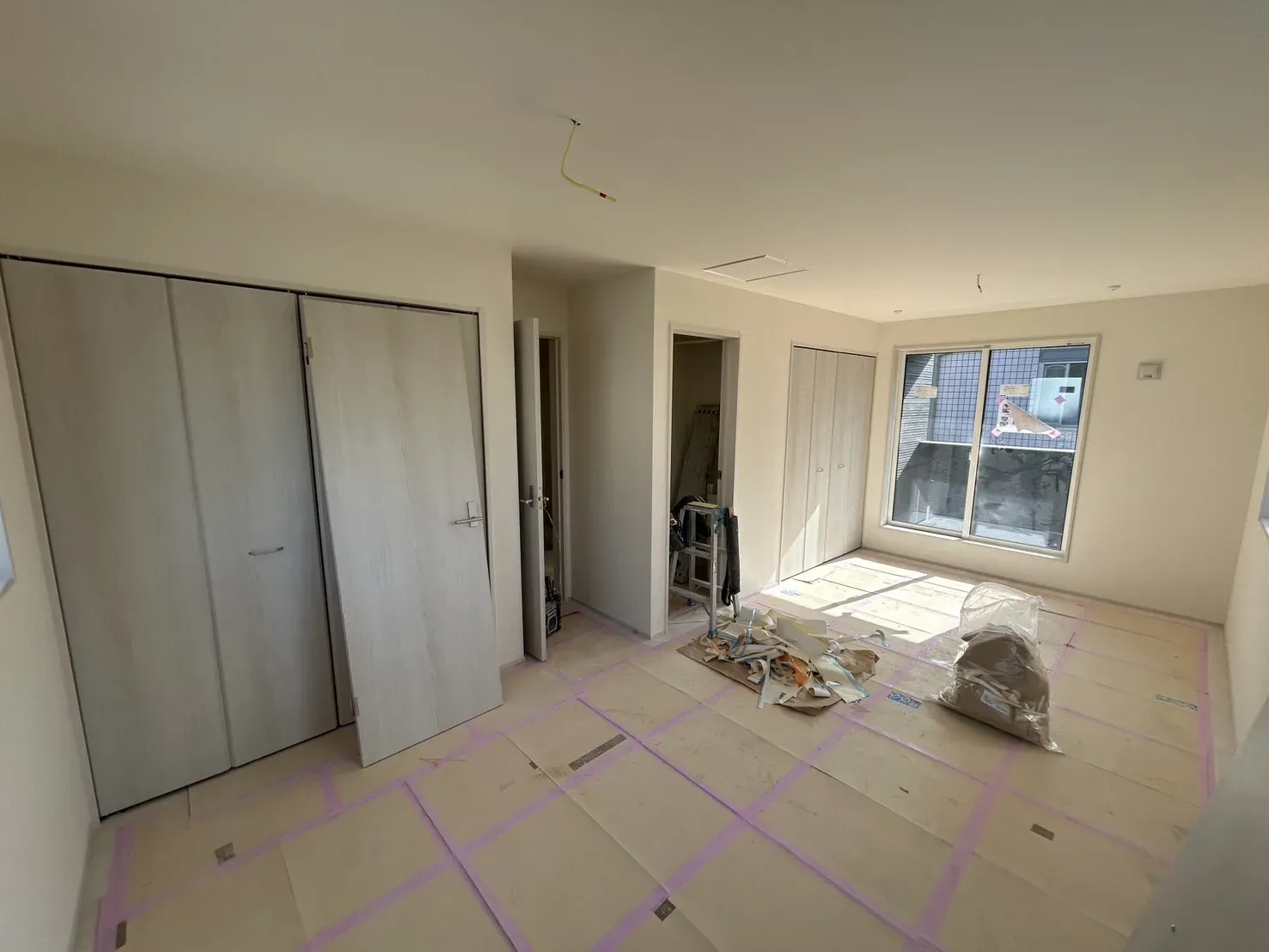 【洋室5.25帖+5.34帖】②号棟
カーテンや壁(※別途工事費要)を取り付け3LDKから4LDKに変更可能!