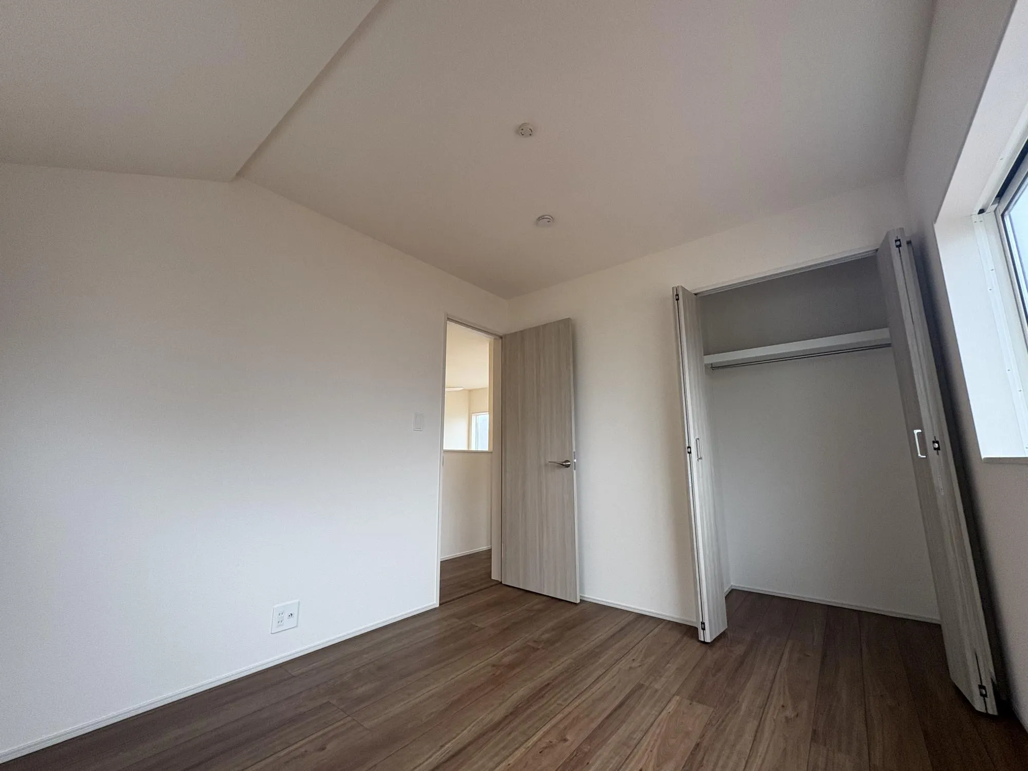 収納付き全居室なのでとても便利な仕様です♪お洋服がたくさんのご家族も安心です☆