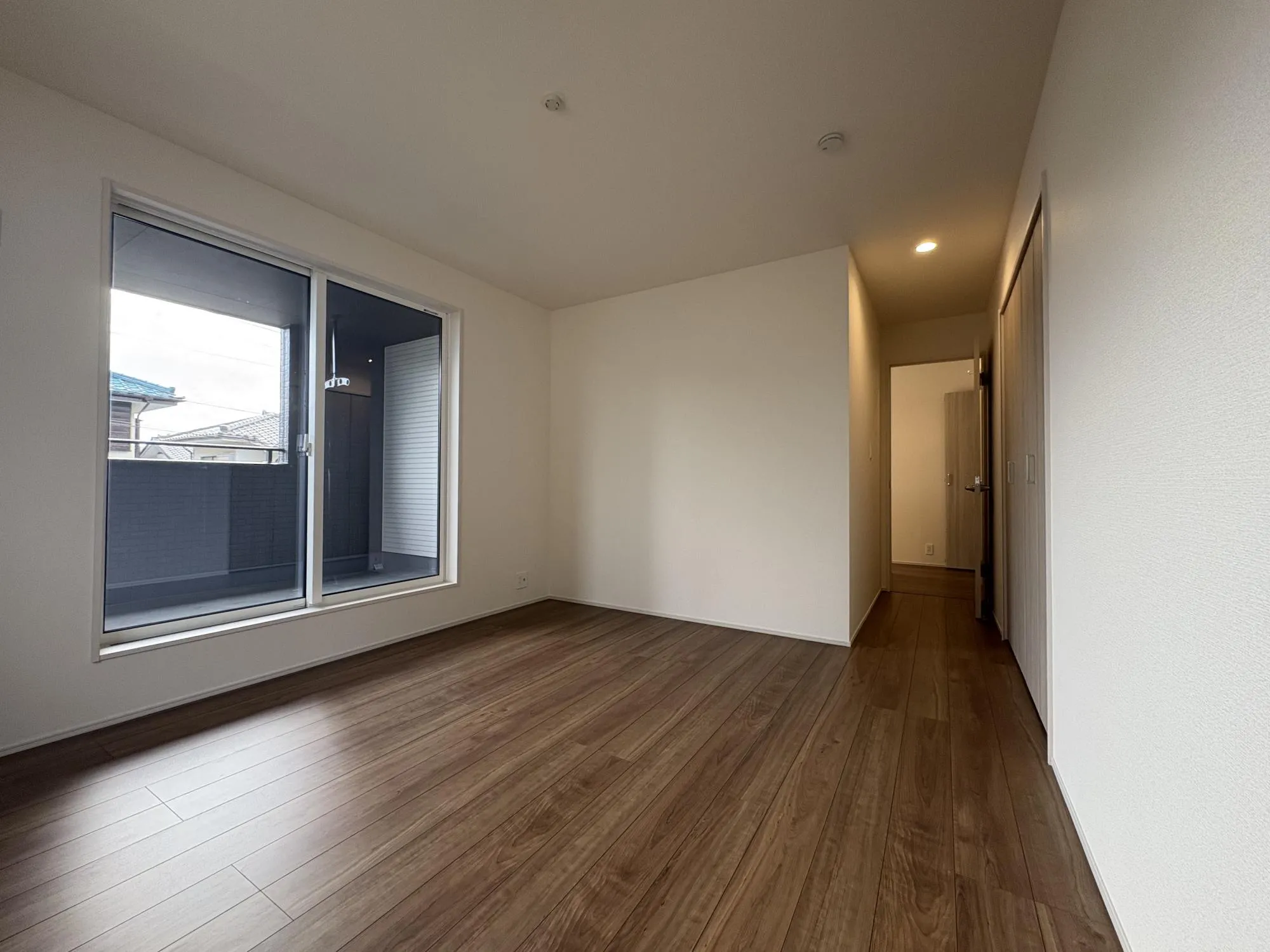 朝日をあびて、体内時計をリセット。清々しい朝の光をあびて、すっきりと目覚める。一日のスタートに大切な日当たりを家族のために。