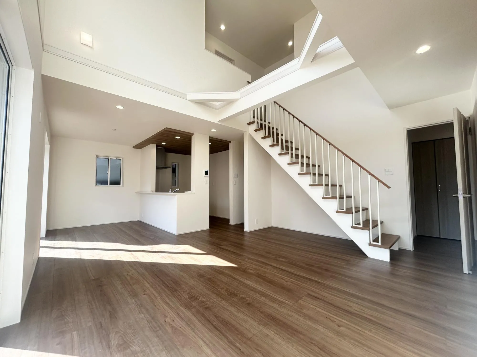 広々としたリビングが魅力的♪日当たりもよく居心地の良い空間です。自然と家族が集まりコミュニケーションが弾みそうですね◎