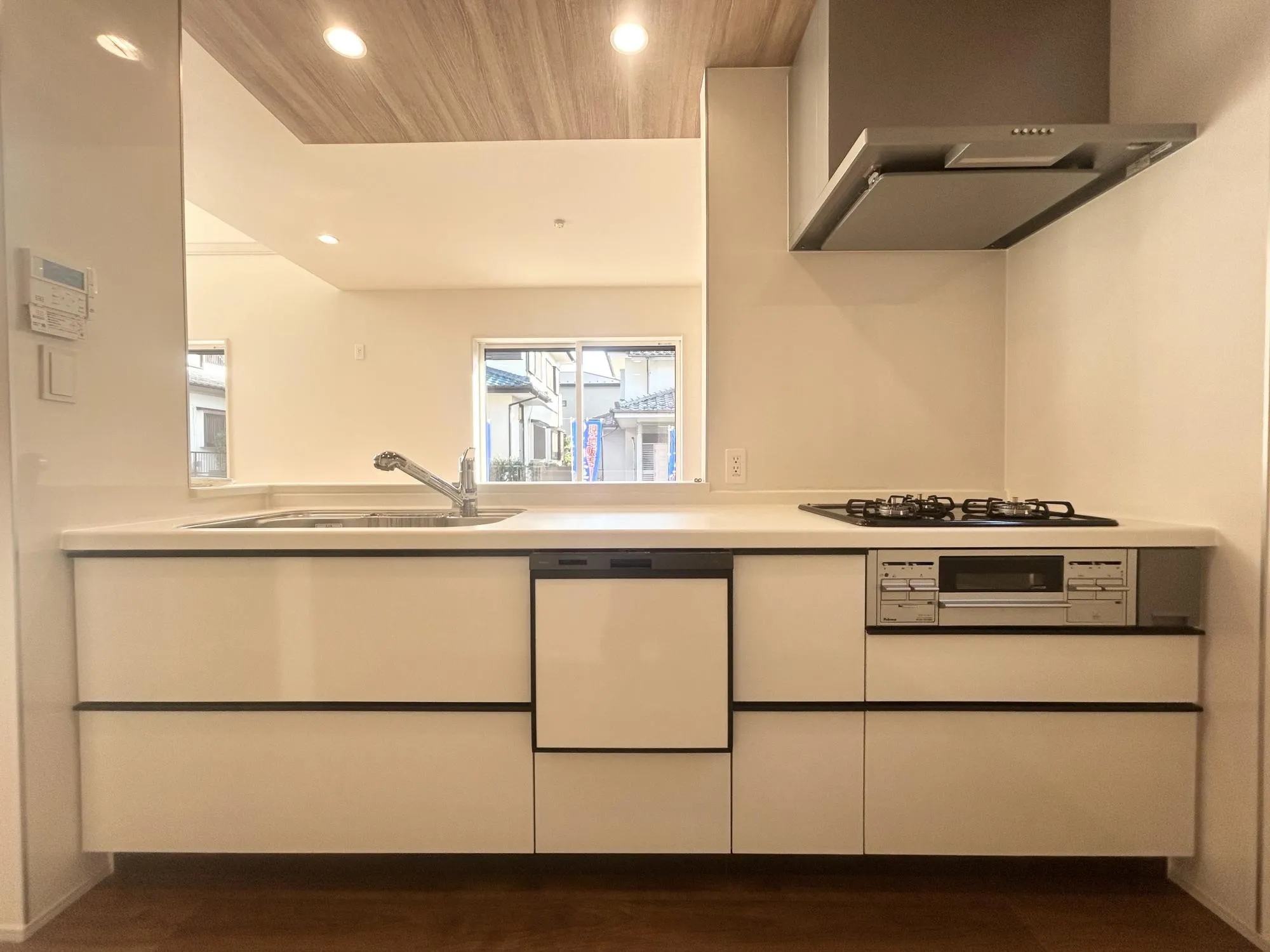 キッチンからリビング全体を見渡せ、そして、家族全員と会話ができる人気の高いオープンキッチン。大型の食器棚も設置できる広々としたキッチンスペースも魅力です♪