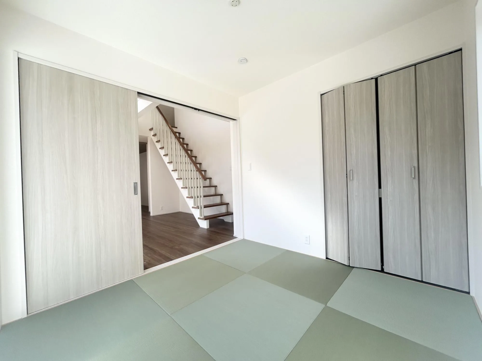 畳に座ったり、ごろんと寝転がった時の安堵感は独特のものです。やさしい手触りや素朴なぬくもりが安らぎを与えてくれます。