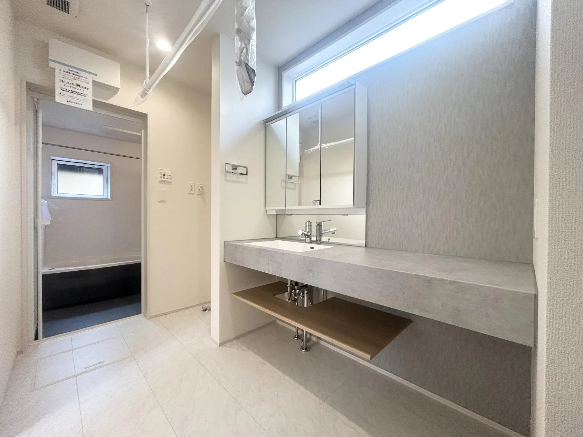 ワイドな洗面化粧台は朝のメイクやヘアセットなどの身支度もストレスなくこなせます。サニタリー収納もあるので、タオルなども綺麗に収納できて見た目もスッキリ♪