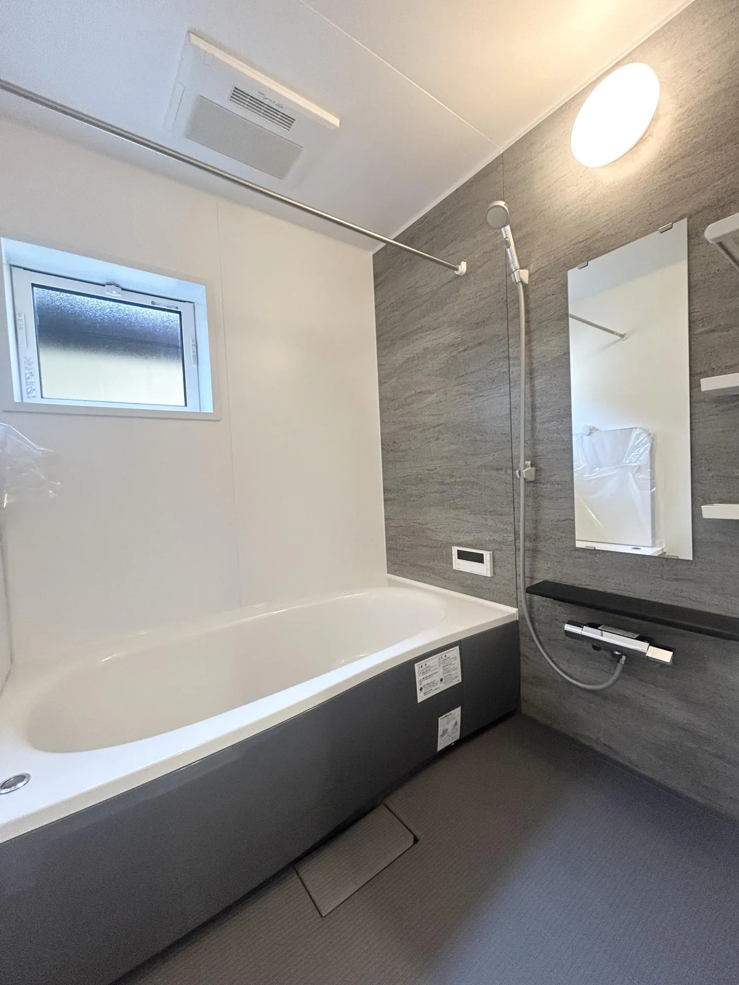 広々バスルーム。お子様とのふれあいの場所としても大切な空間。一日に疲れを癒す広々バスルームです。浴室乾燥機付きなので雨の日の洗濯はもちろん、換気が常にできてカビ防止に大活躍♪