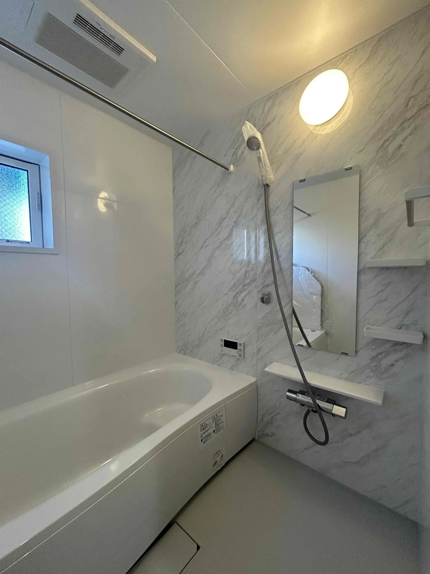 2号棟 浴室
浴室乾燥機・暖房のフル装備。ゆったりとした1坪タイプで足を伸ばしてご入浴頂けます。