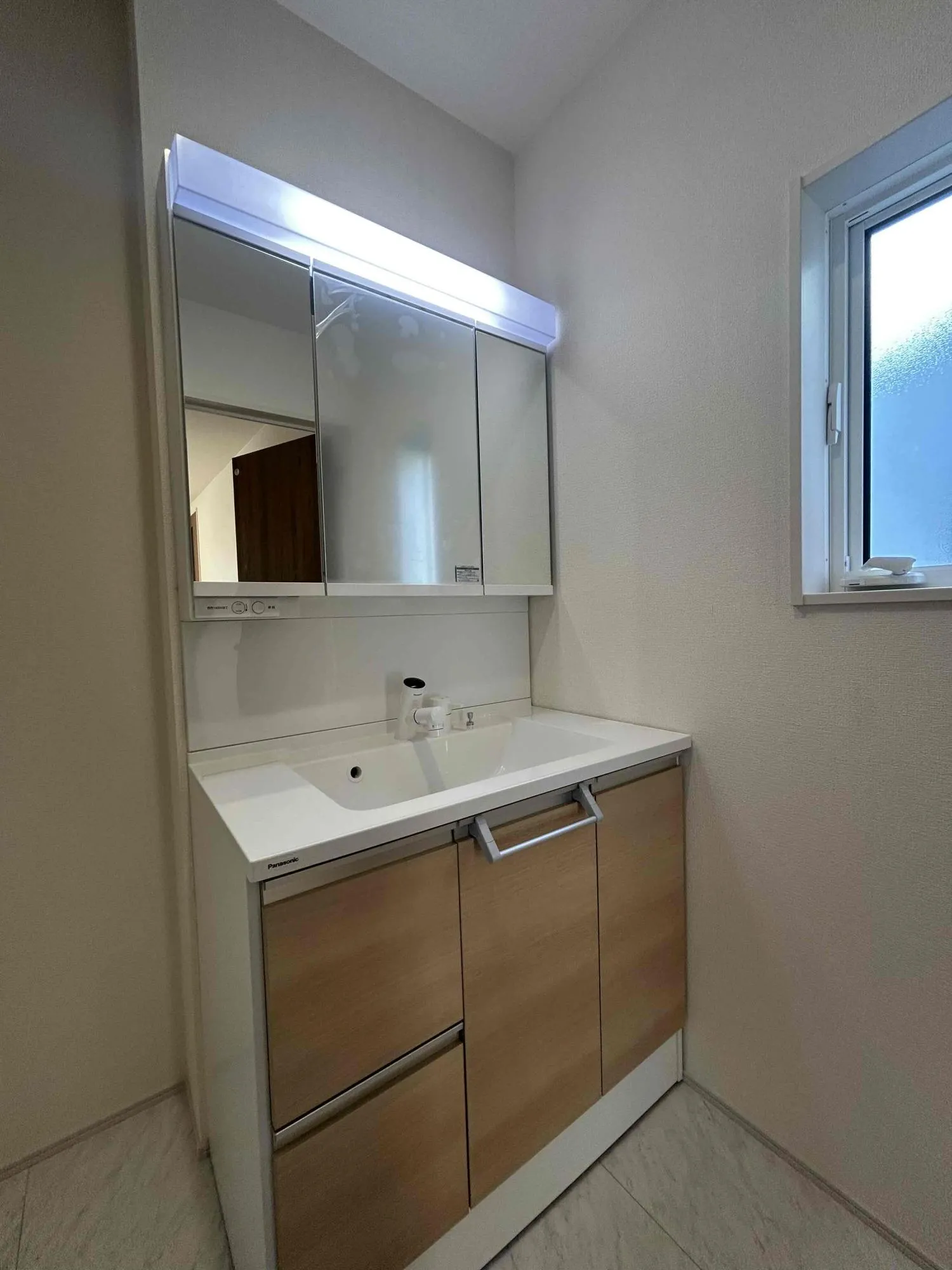 2号棟 洗面化粧台
900㎜の大きな洗面化粧台となっております。3面鏡となっており収納力も十分です!