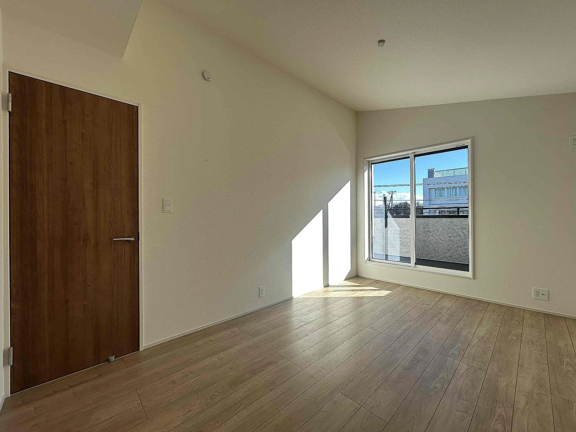 2号棟 主寝室
主寝室には勾配天井を採用。天井が高いことで開放感のある部屋になっております。