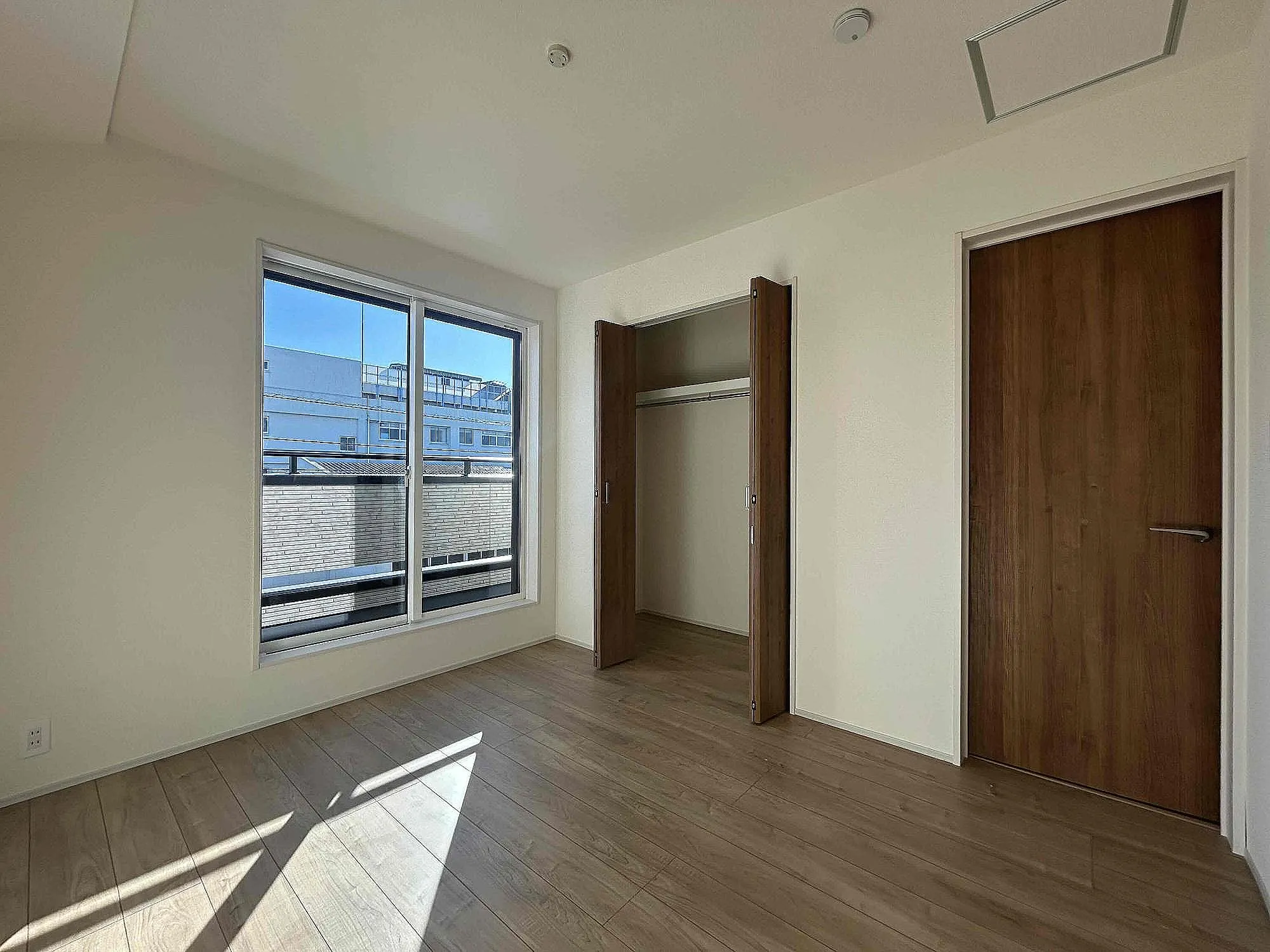 2号棟 洋室
南向きなので日当たり良好です。全居室収納付きなので、スペースを広々お使いいただけます