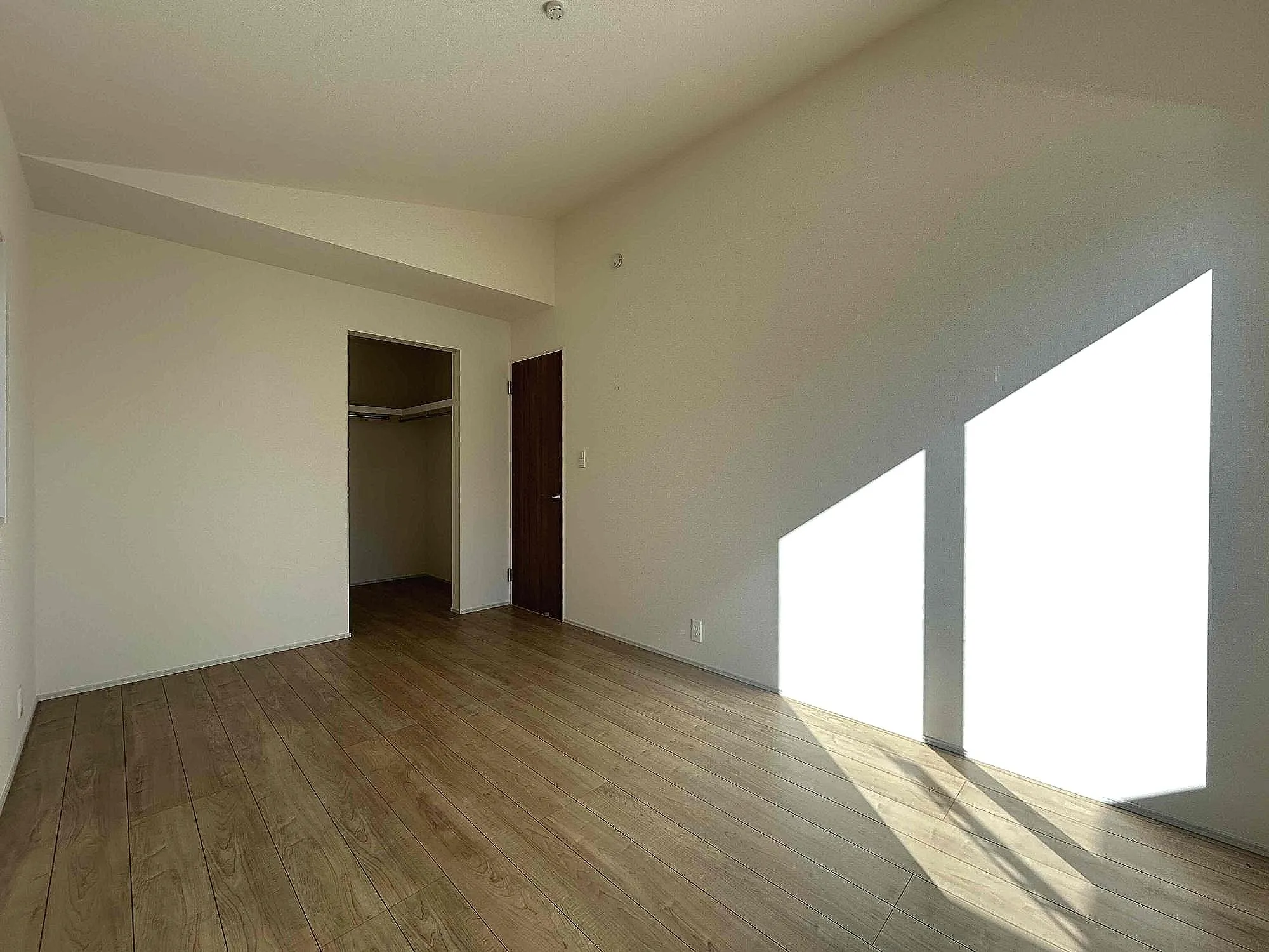 2号棟 主寝室②
バルコニーに面した広い主寝室は勾配天井によってより広い空間に見えます。
WICも完備しており収納力は十分です♪